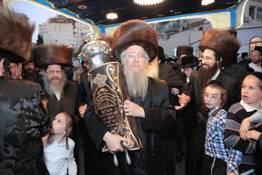 גלריית ענק: ספר התורה שכתב האדמו"ר הוכנס לישיבה