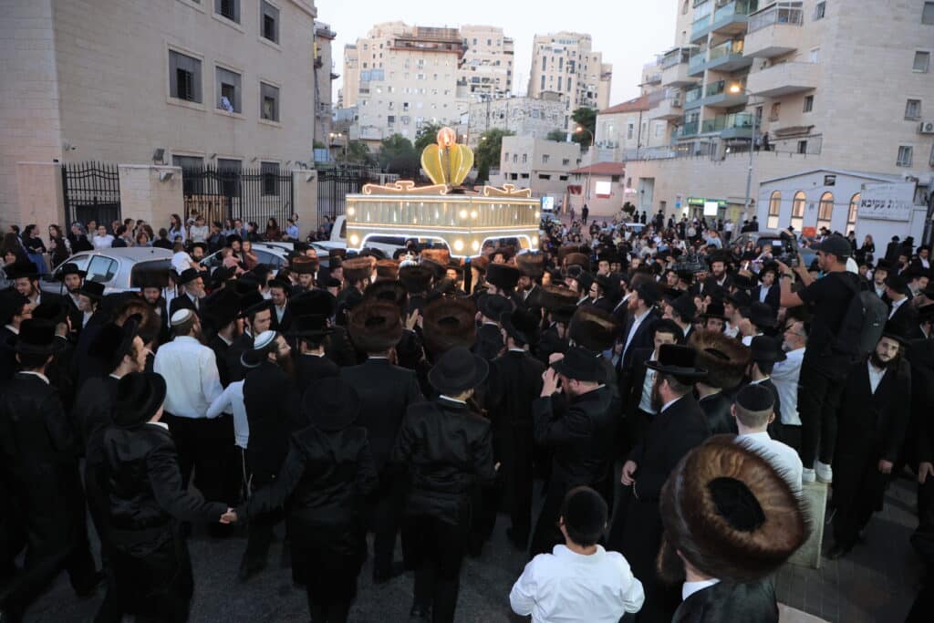 גלריית ענק: ספר התורה שכתב האדמו"ר הוכנס לישיבה