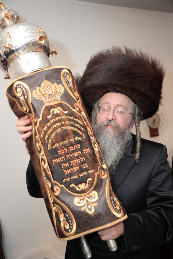 גלריית ענק: ספר התורה שכתב האדמו"ר הוכנס לישיבה