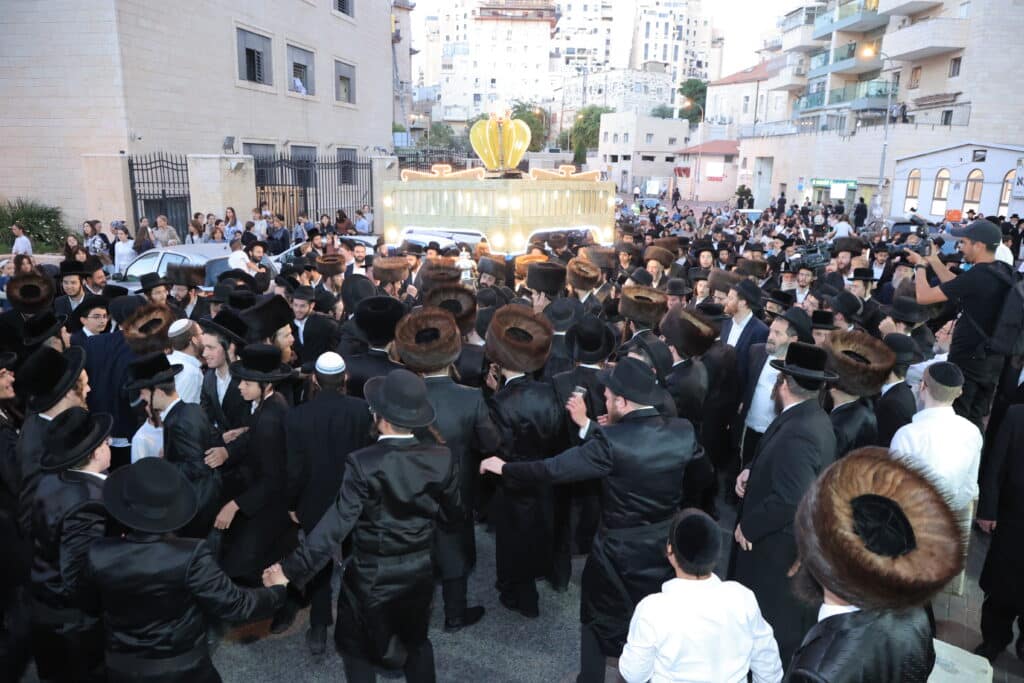 גלריית ענק: ספר התורה שכתב האדמו"ר הוכנס לישיבה