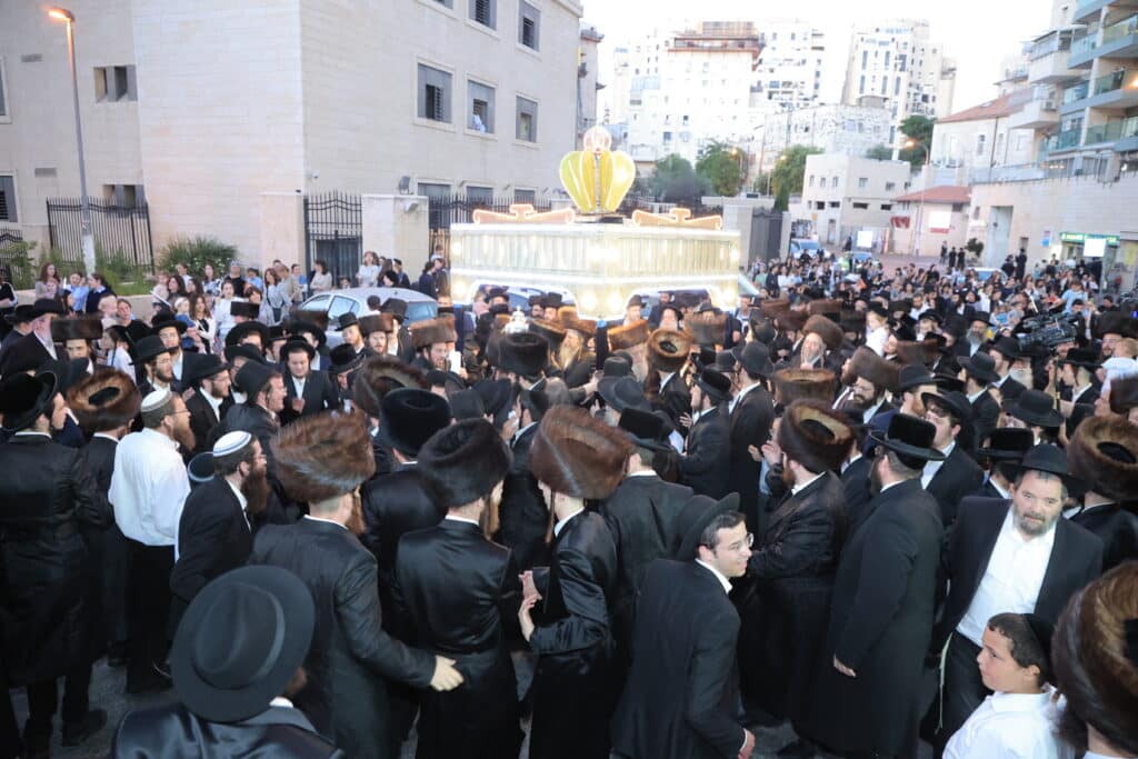 גלריית ענק: ספר התורה שכתב האדמו"ר הוכנס לישיבה