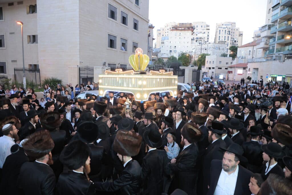 גלריית ענק: ספר התורה שכתב האדמו"ר הוכנס לישיבה