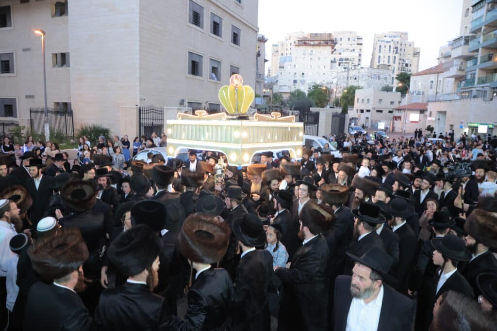 גלריית ענק: ספר התורה שכתב האדמו"ר הוכנס לישיבה