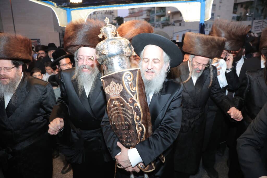 גלריית ענק: ספר התורה שכתב האדמו"ר הוכנס לישיבה