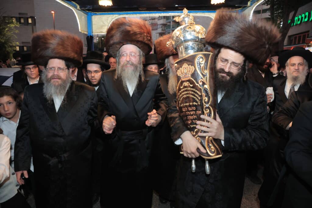 גלריית ענק: ספר התורה שכתב האדמו"ר הוכנס לישיבה