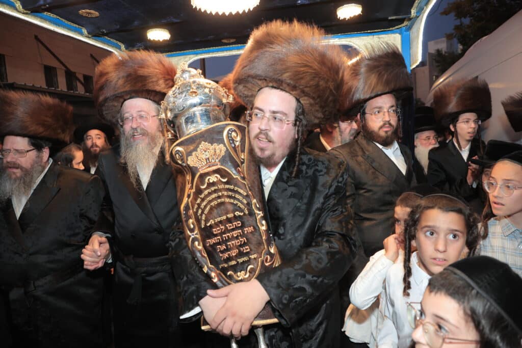 גלריית ענק: ספר התורה שכתב האדמו"ר הוכנס לישיבה