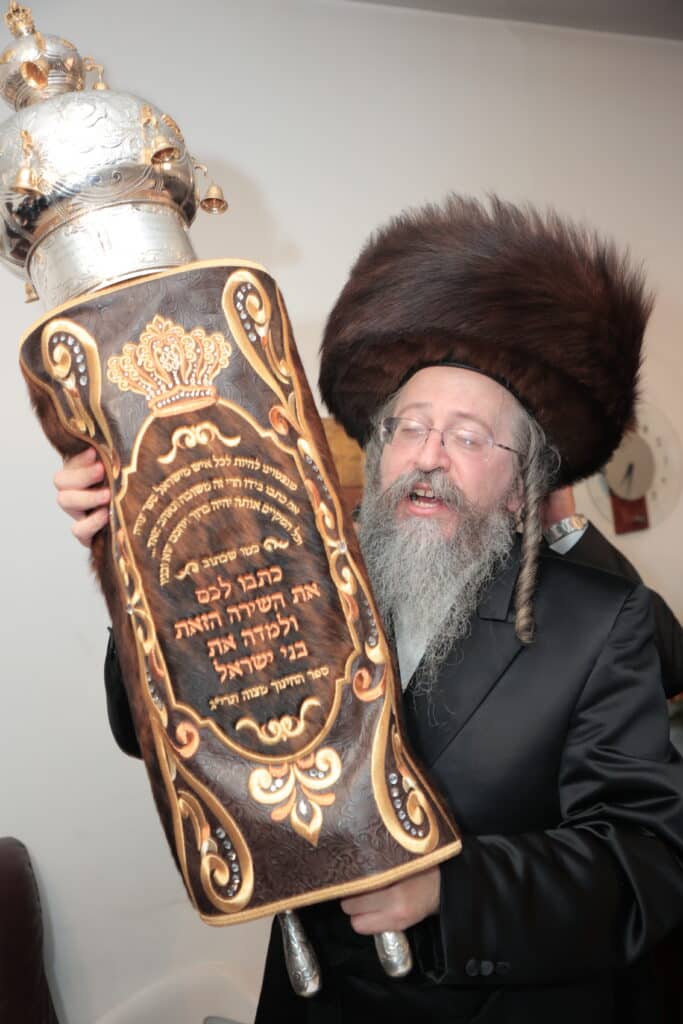 גלריית ענק: ספר התורה שכתב האדמו"ר הוכנס לישיבה