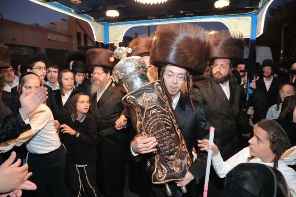 גלריית ענק: ספר התורה שכתב האדמו"ר הוכנס לישיבה