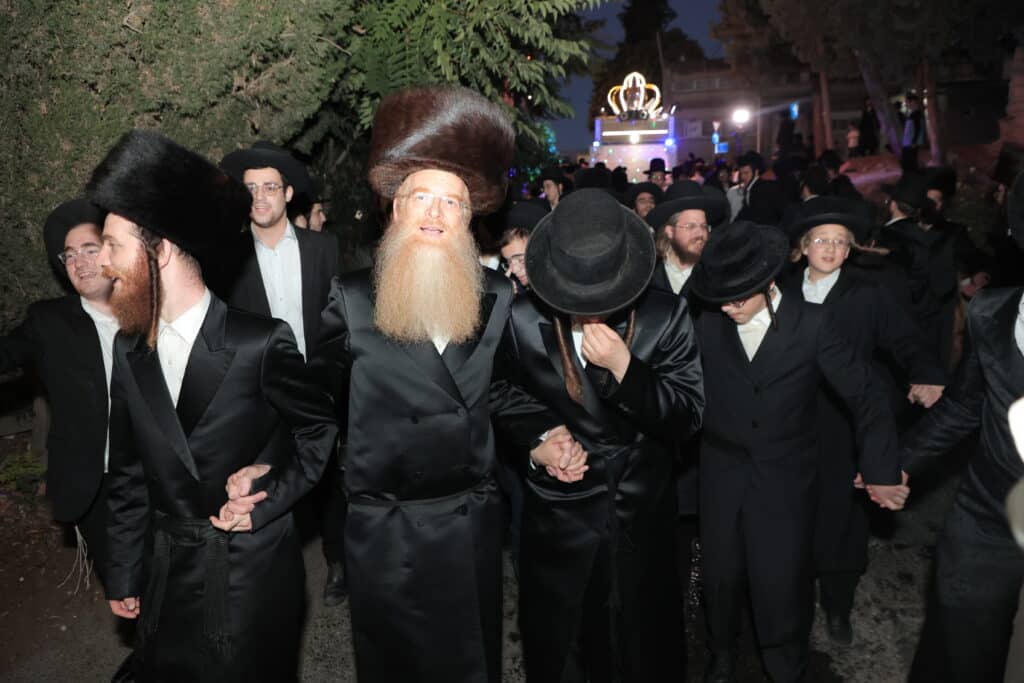 גלריית ענק: ספר התורה שכתב האדמו"ר הוכנס לישיבה