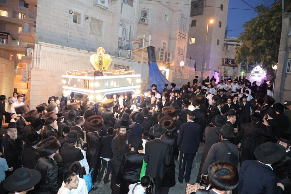 גלריית ענק: ספר התורה שכתב האדמו"ר הוכנס לישיבה