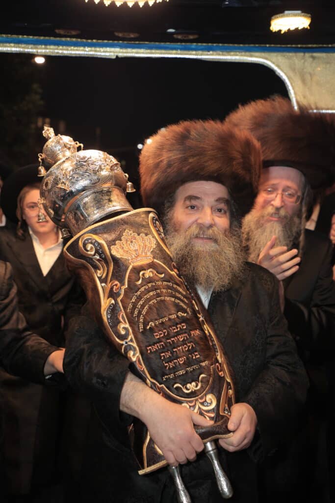 גלריית ענק: ספר התורה שכתב האדמו"ר הוכנס לישיבה