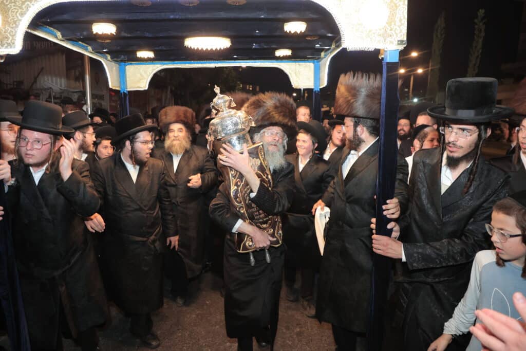 גלריית ענק: ספר התורה שכתב האדמו"ר הוכנס לישיבה