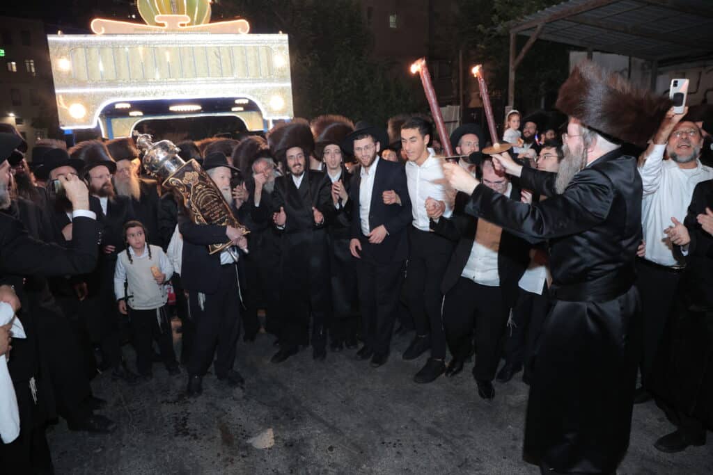 גלריית ענק: ספר התורה שכתב האדמו"ר הוכנס לישיבה