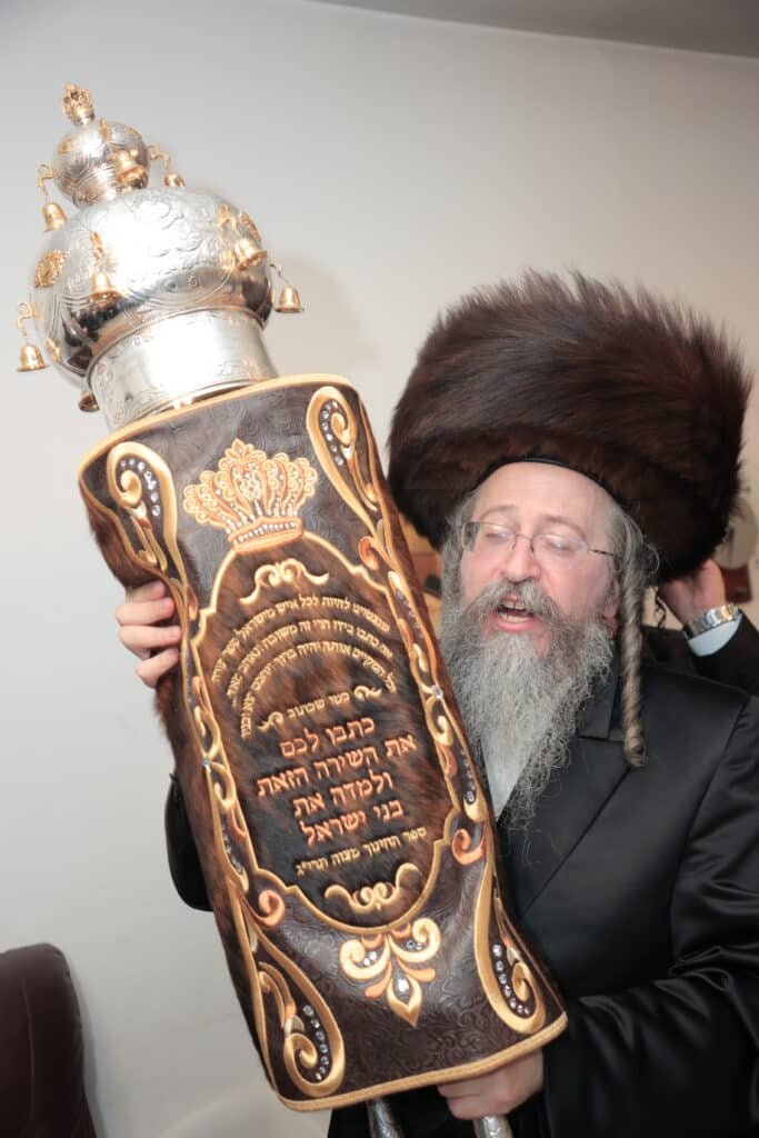 גלריית ענק: ספר התורה שכתב האדמו"ר הוכנס לישיבה