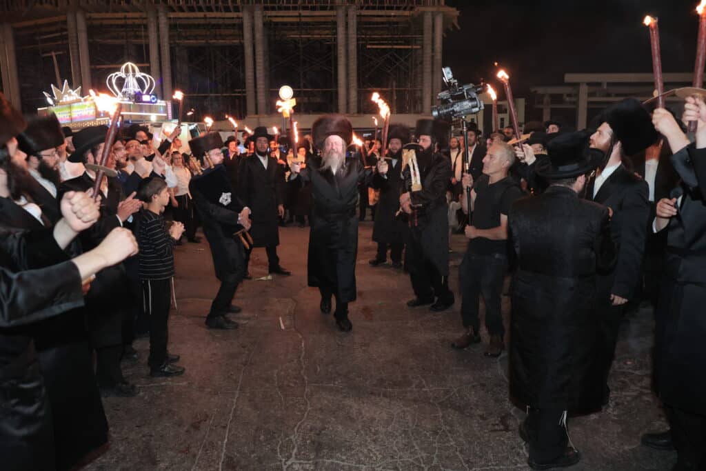 גלריית ענק: ספר התורה שכתב האדמו"ר הוכנס לישיבה