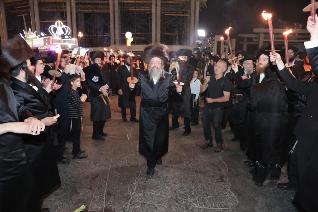 גלריית ענק: ספר התורה שכתב האדמו"ר הוכנס לישיבה