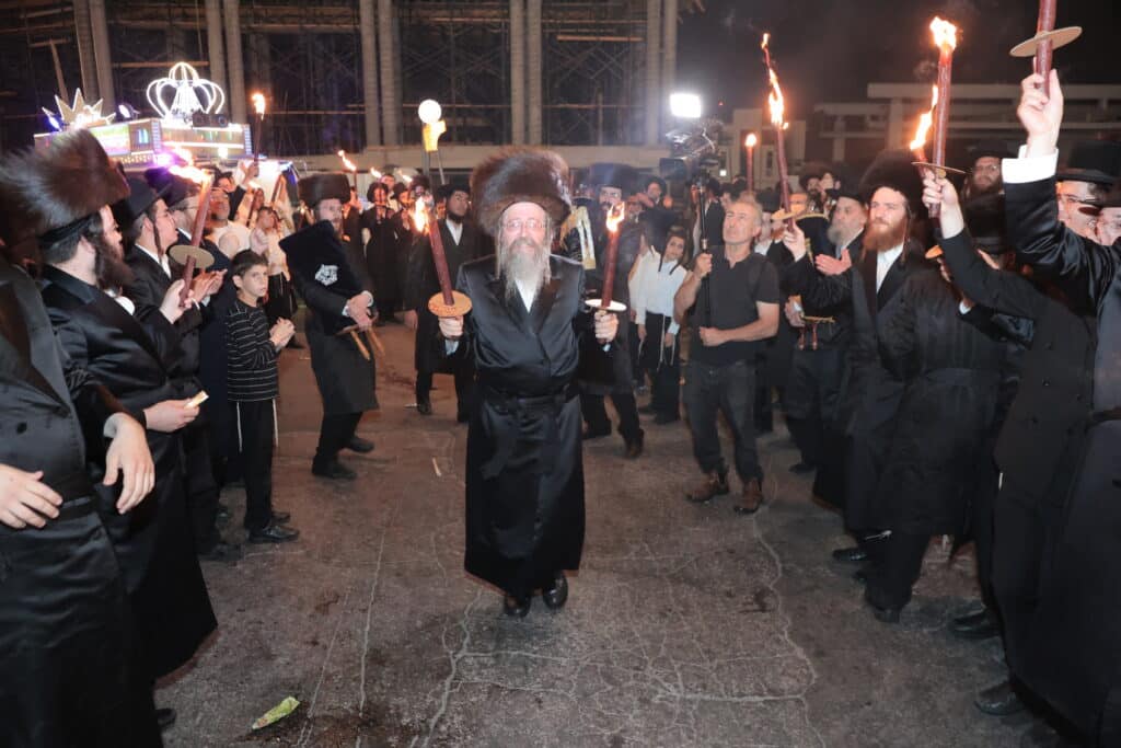 גלריית ענק: ספר התורה שכתב האדמו"ר הוכנס לישיבה