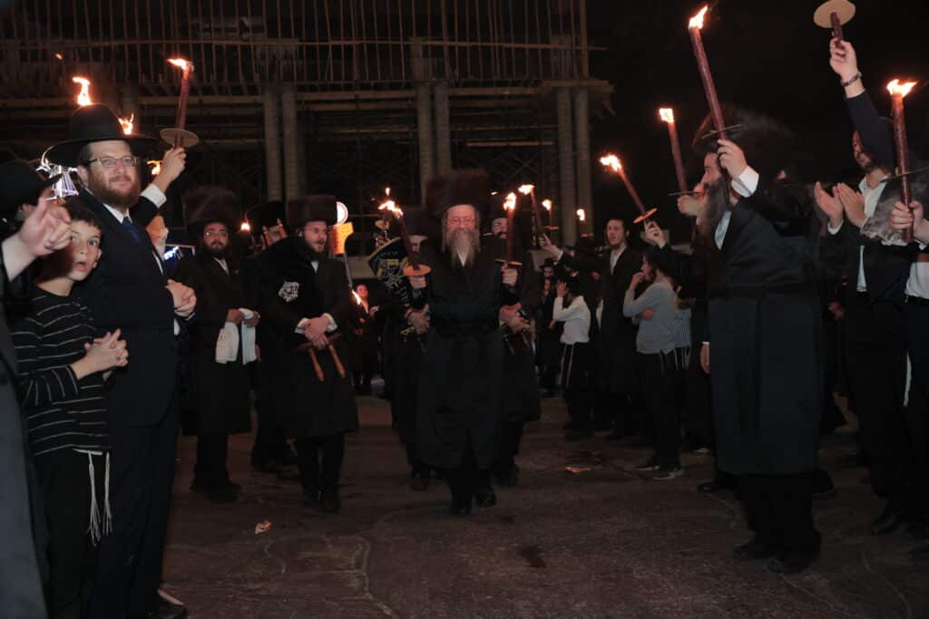 גלריית ענק: ספר התורה שכתב האדמו"ר הוכנס לישיבה