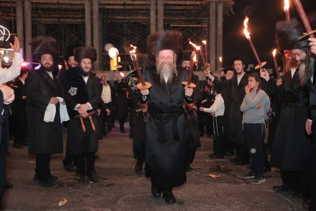 גלריית ענק: ספר התורה שכתב האדמו"ר הוכנס לישיבה