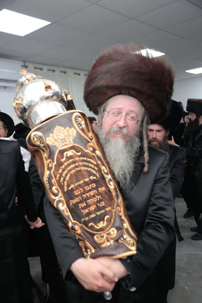 גלריית ענק: ספר התורה שכתב האדמו"ר הוכנס לישיבה