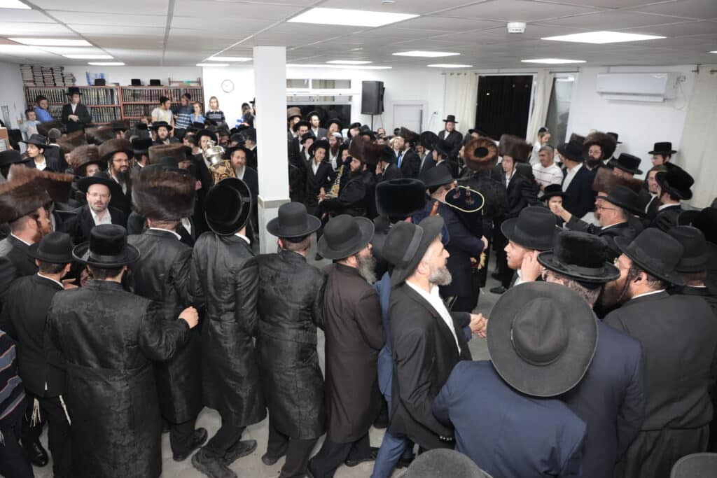 גלריית ענק: ספר התורה שכתב האדמו"ר הוכנס לישיבה