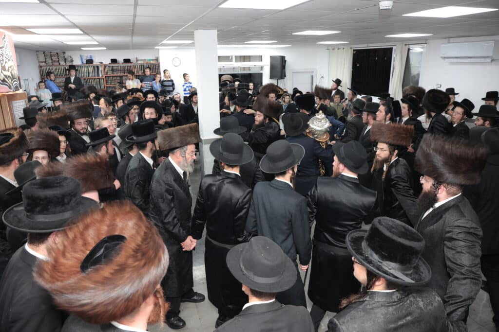 גלריית ענק: ספר התורה שכתב האדמו"ר הוכנס לישיבה