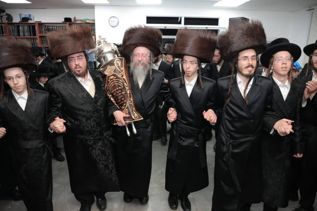 גלריית ענק: ספר התורה שכתב האדמו"ר הוכנס לישיבה