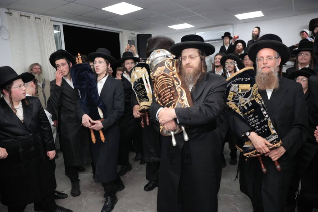 גלריית ענק: ספר התורה שכתב האדמו"ר הוכנס לישיבה