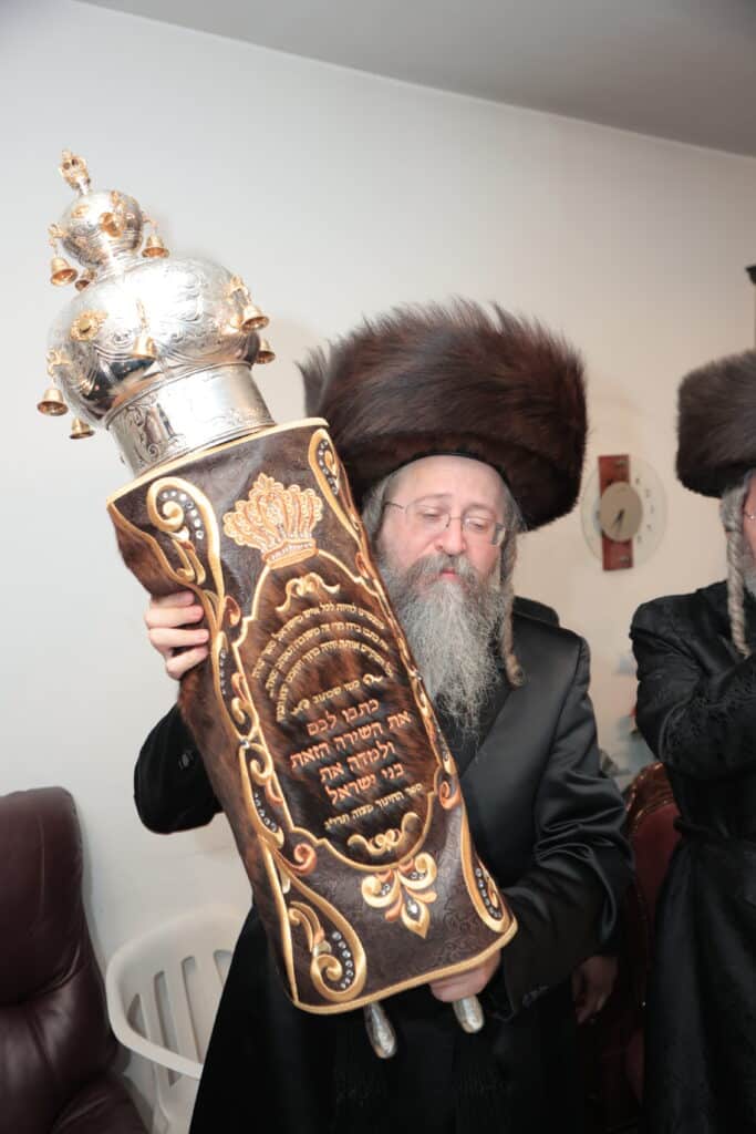 גלריית ענק: ספר התורה שכתב האדמו"ר הוכנס לישיבה