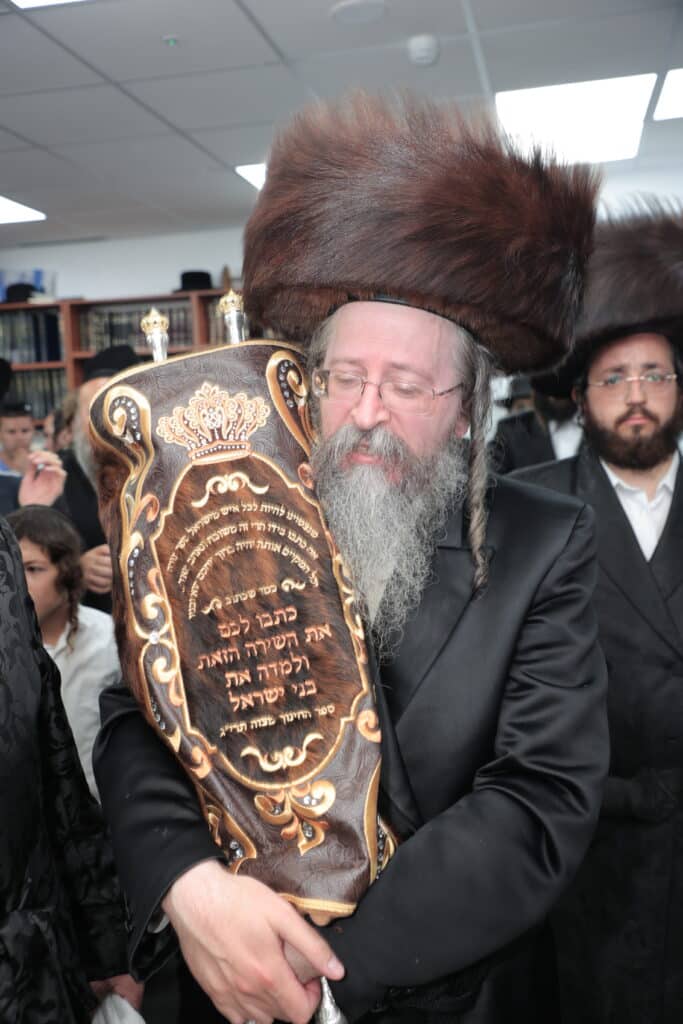 גלריית ענק: ספר התורה שכתב האדמו"ר הוכנס לישיבה