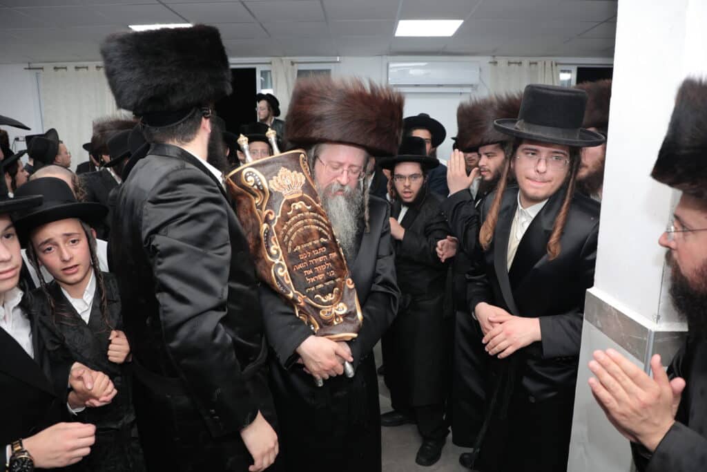 גלריית ענק: ספר התורה שכתב האדמו"ר הוכנס לישיבה