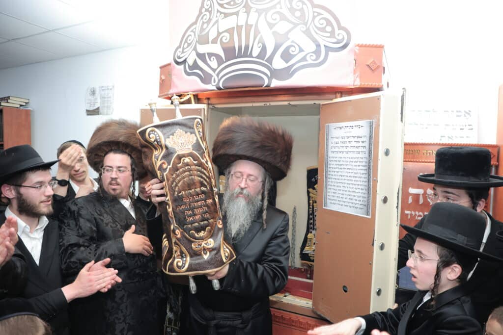 גלריית ענק: ספר התורה שכתב האדמו"ר הוכנס לישיבה