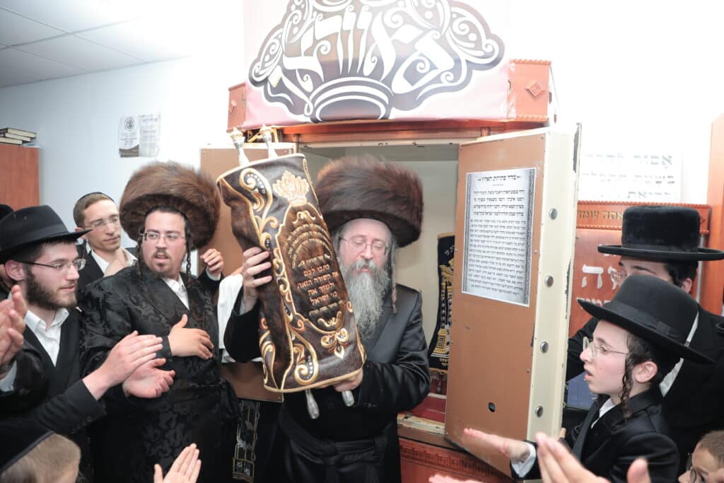 גלריית ענק: ספר התורה שכתב האדמו"ר הוכנס לישיבה