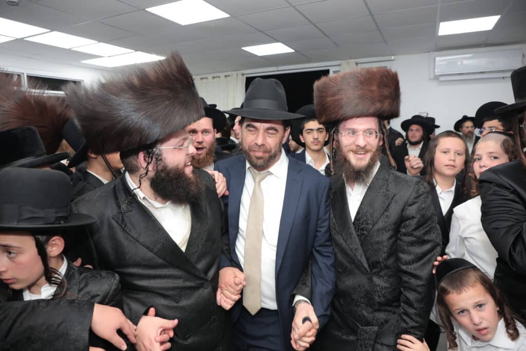 גלריית ענק: ספר התורה שכתב האדמו"ר הוכנס לישיבה