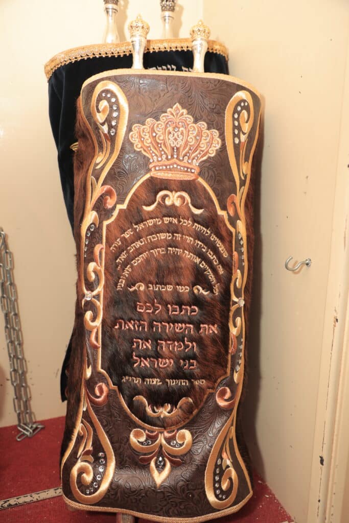 גלריית ענק: ספר התורה שכתב האדמו"ר הוכנס לישיבה