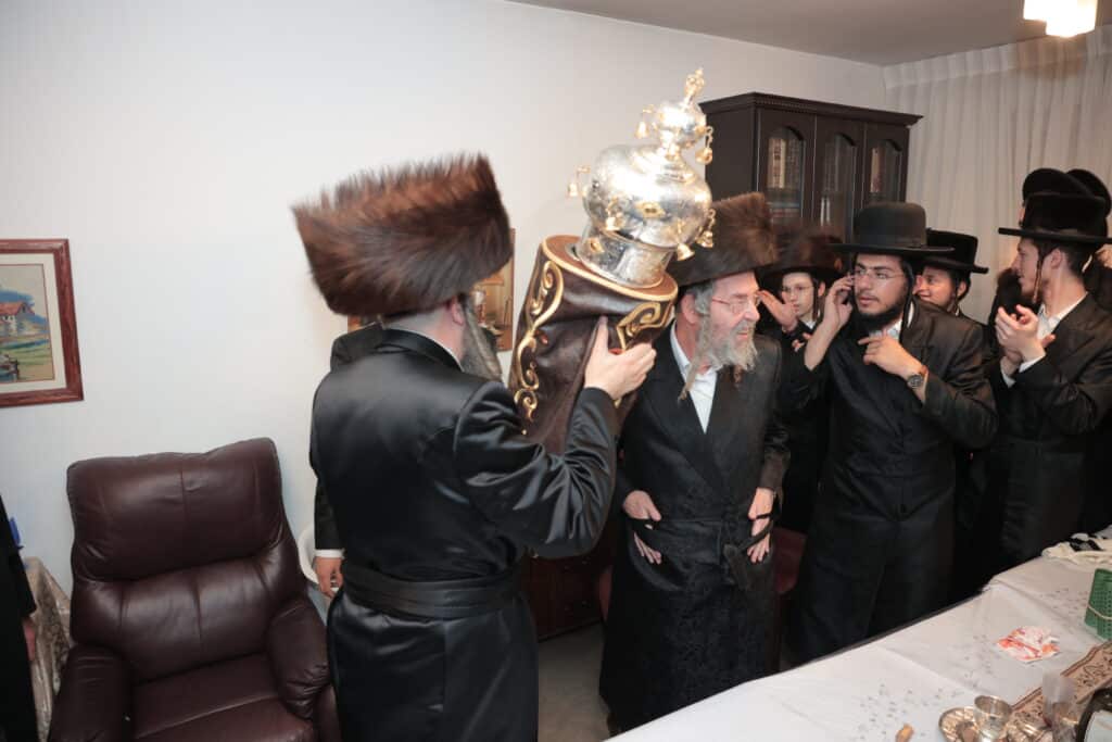 גלריית ענק: ספר התורה שכתב האדמו"ר הוכנס לישיבה