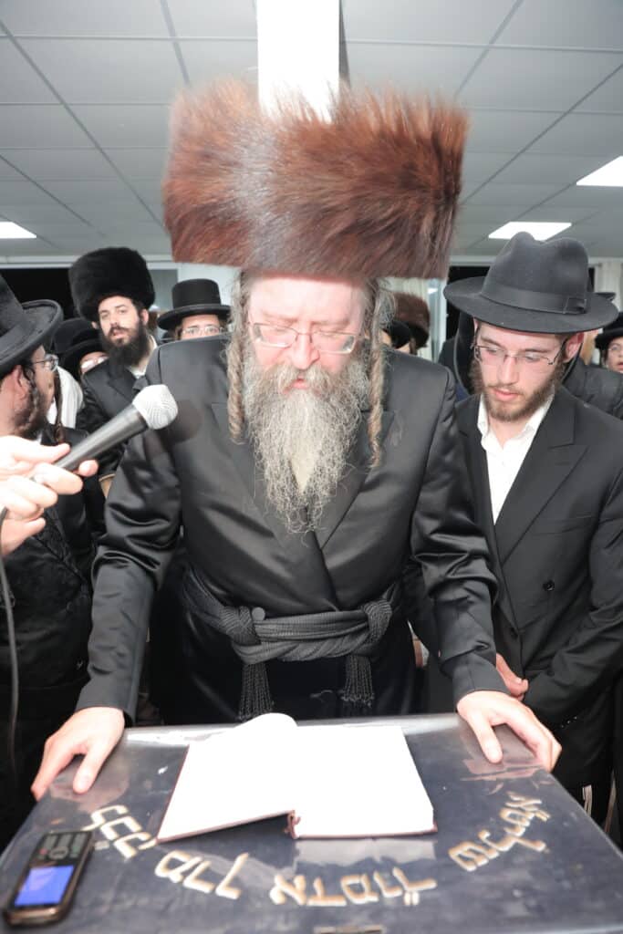 גלריית ענק: ספר התורה שכתב האדמו"ר הוכנס לישיבה