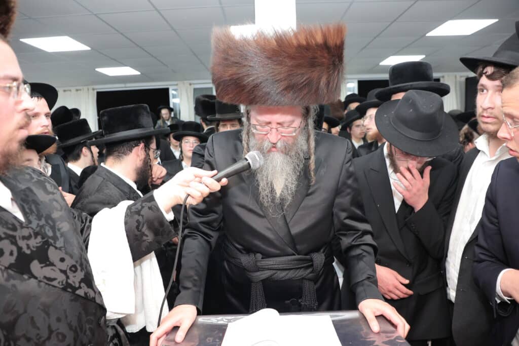 גלריית ענק: ספר התורה שכתב האדמו"ר הוכנס לישיבה