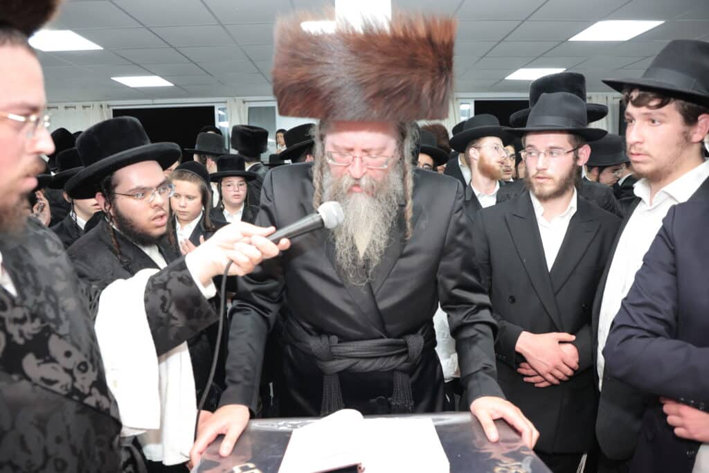 גלריית ענק: ספר התורה שכתב האדמו"ר הוכנס לישיבה