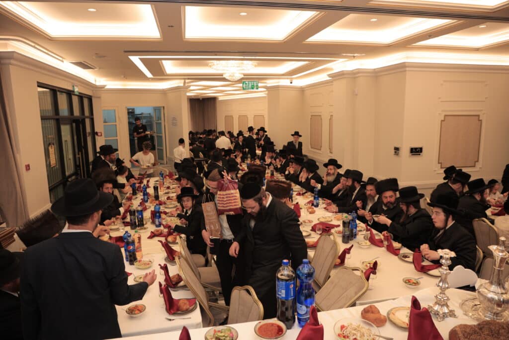 גלריית ענק: ספר התורה שכתב האדמו"ר הוכנס לישיבה