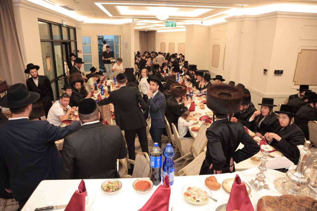 גלריית ענק: ספר התורה שכתב האדמו"ר הוכנס לישיבה