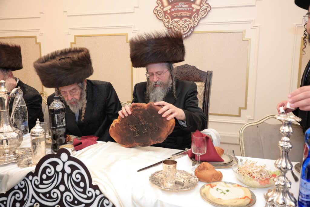 גלריית ענק: ספר התורה שכתב האדמו"ר הוכנס לישיבה