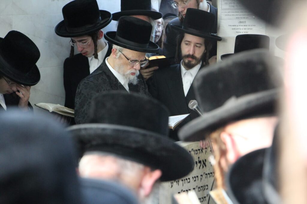 האדמו"ר מסערט ויז'ניץ עלה לציון אביו בבני ברק