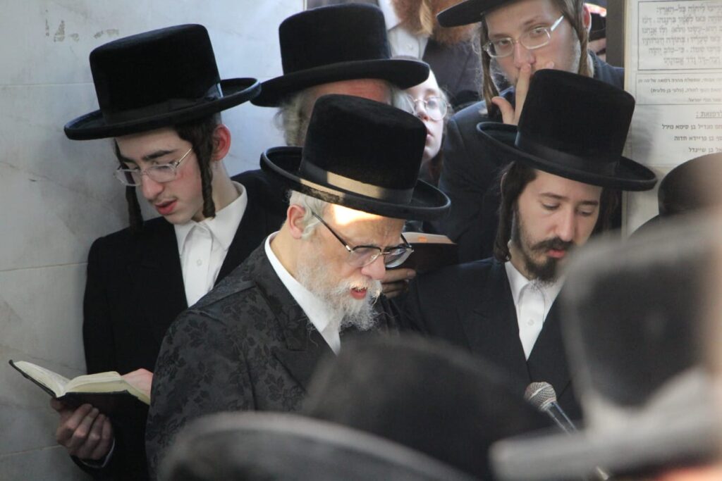 האדמו"ר מסערט ויז'ניץ עלה לציון אביו בבני ברק