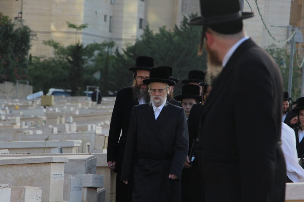 האדמו"ר מסערט ויז'ניץ עלה לציון אביו בבני ברק