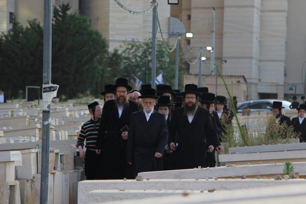 האדמו"ר מסערט ויז'ניץ עלה לציון אביו בבני ברק