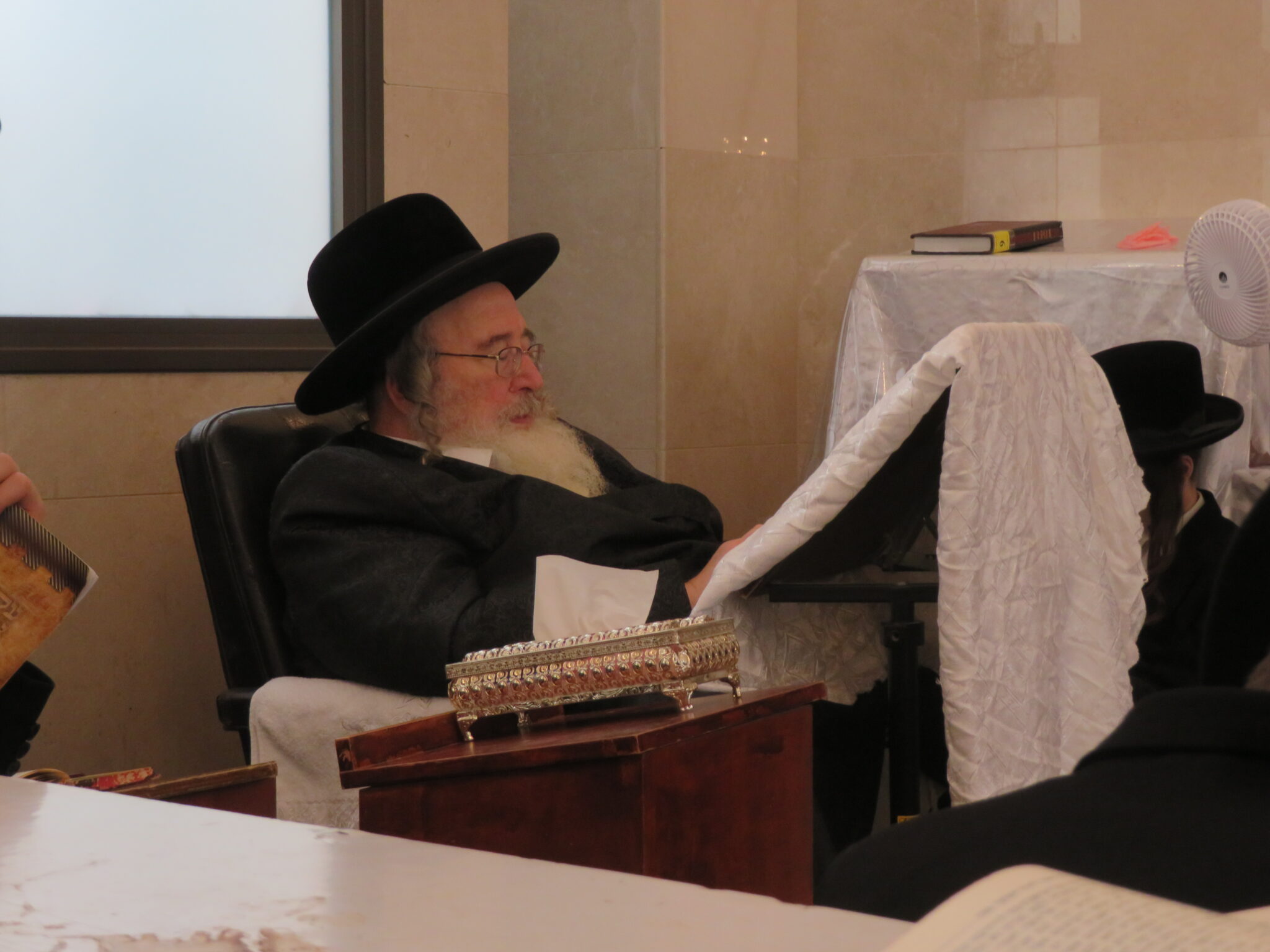 צפו: האדמו"ר מספינקא באמירת קינות בבית מדרשו