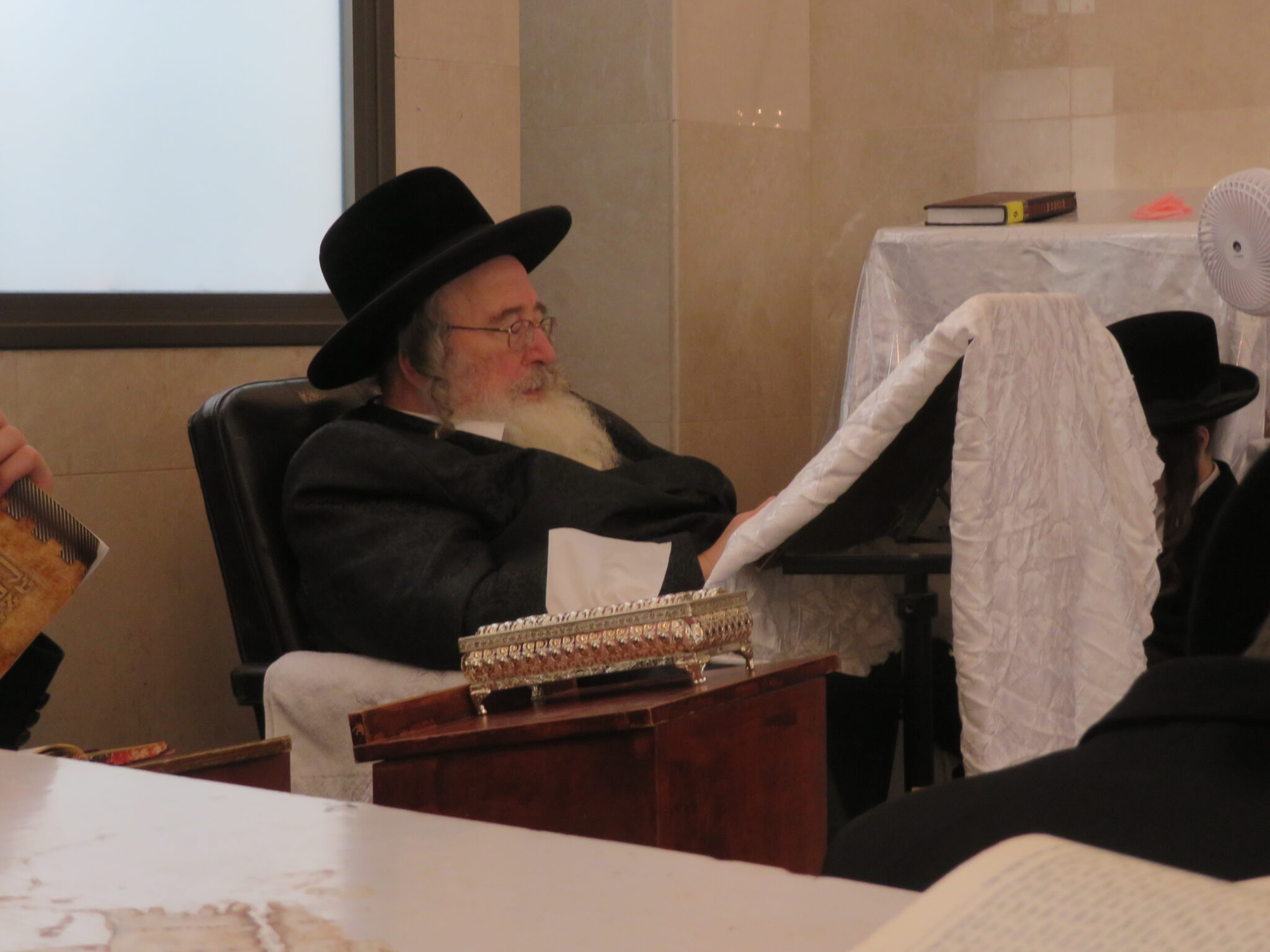 צפו: האדמו"ר מספינקא באמירת קינות בבית מדרשו