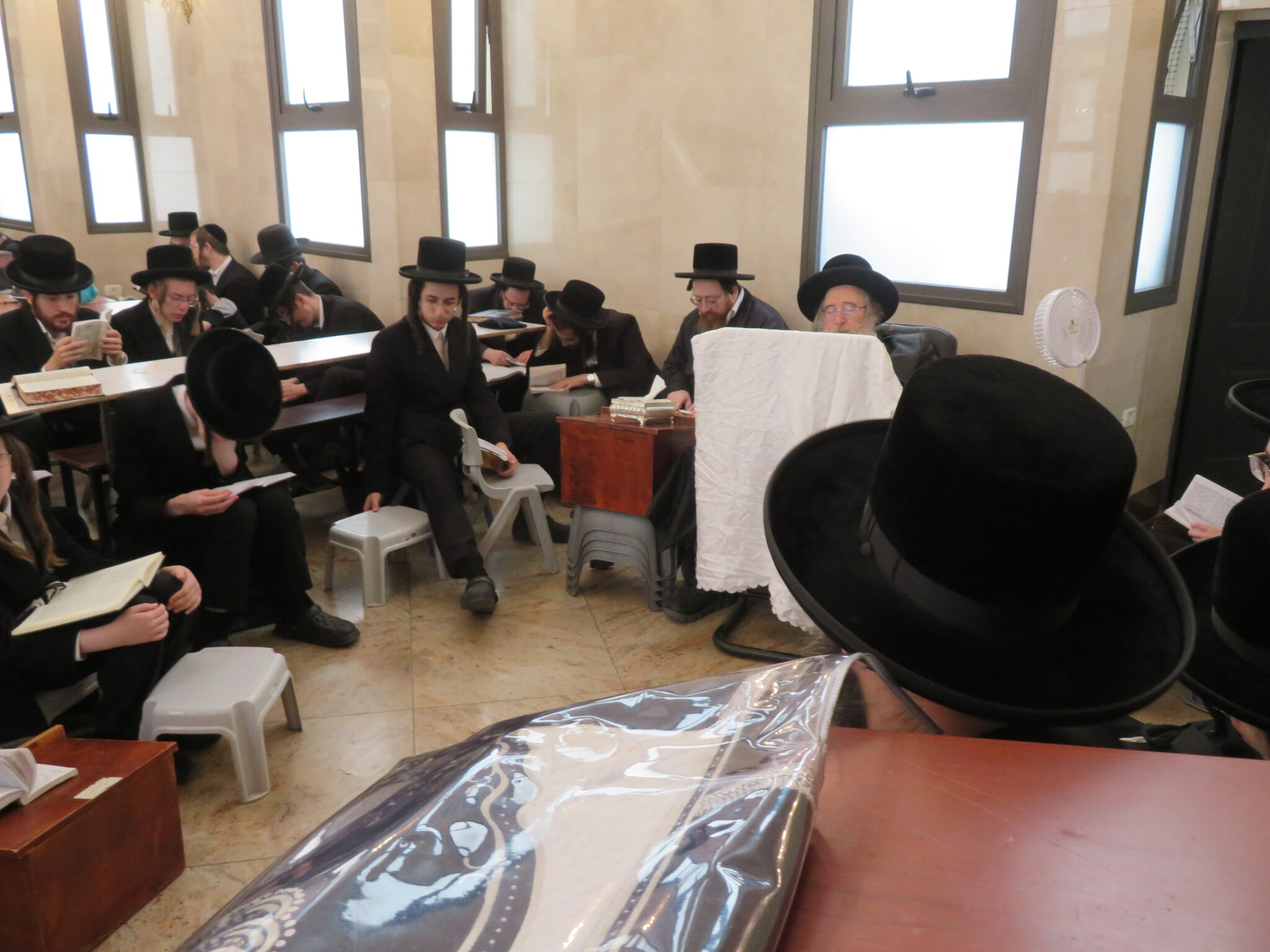 צפו: האדמו"ר מספינקא באמירת קינות בבית מדרשו