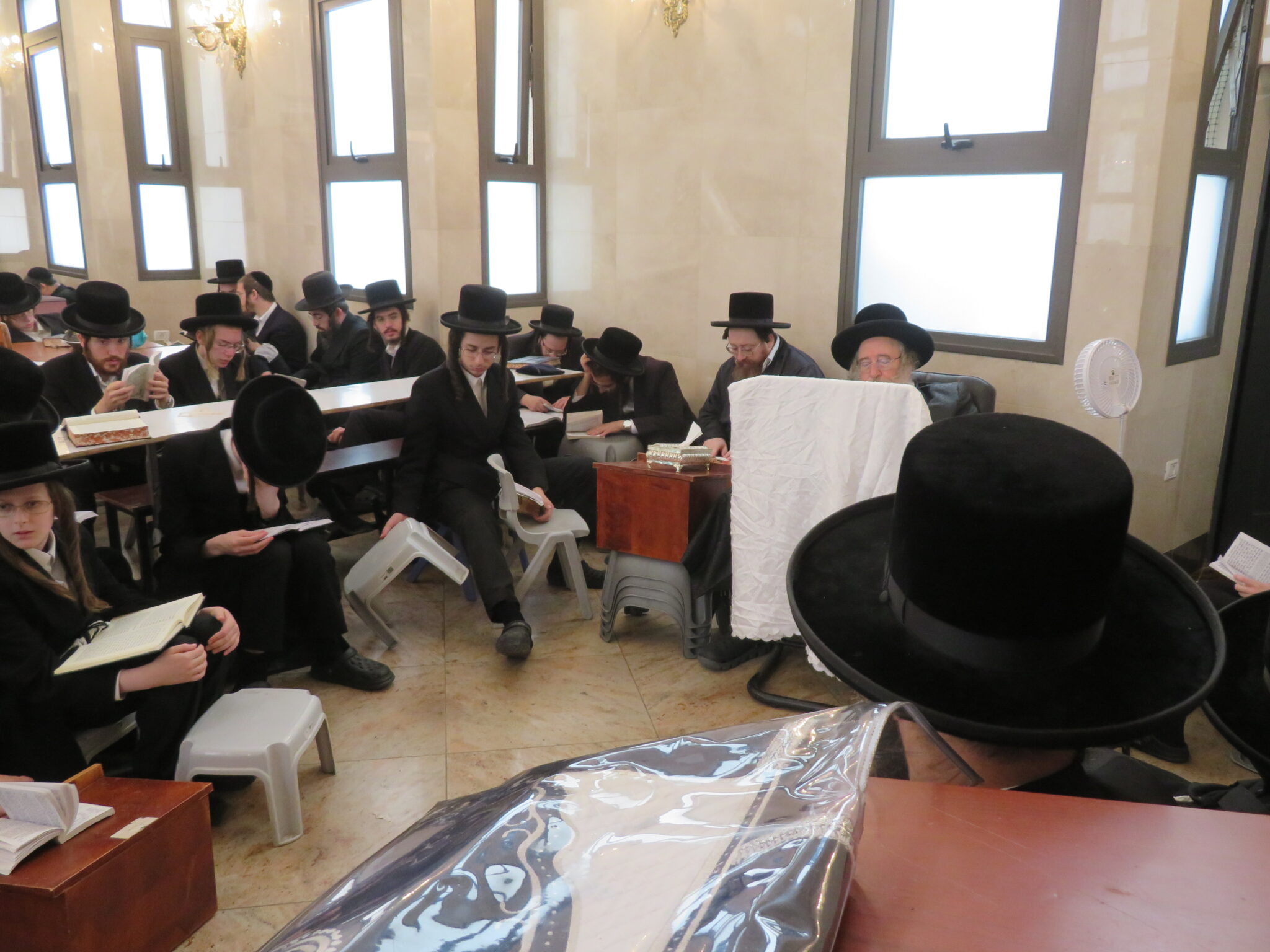 צפו: האדמו"ר מספינקא באמירת קינות בבית מדרשו